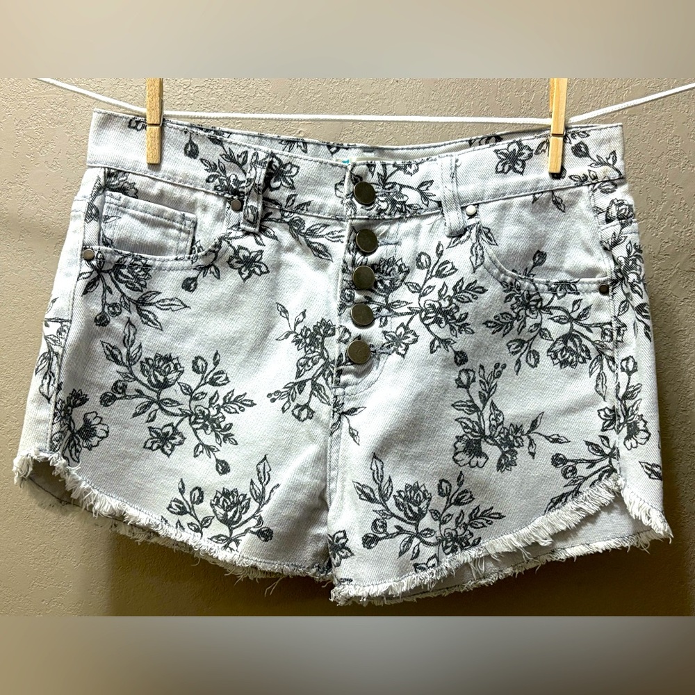 Love Fire Size 7 Floral Denim Distressed Shorts